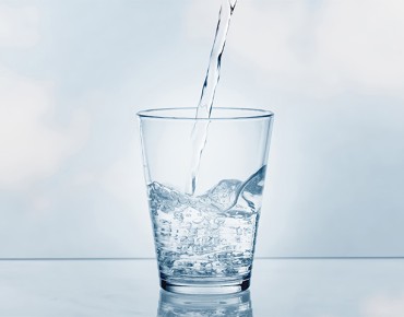 Wasserglas in das Wasser fließt