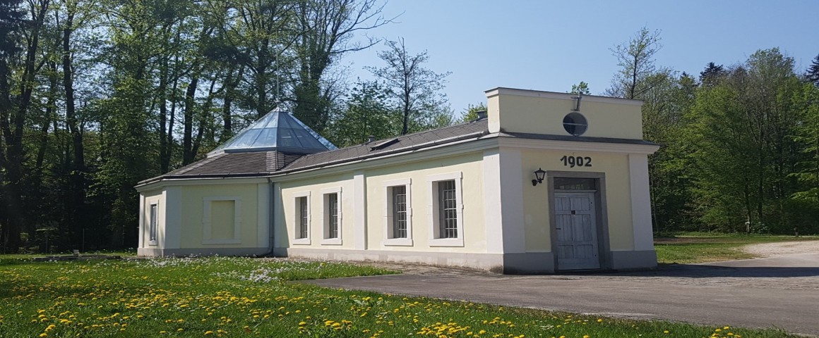 Außenansicht Wasserwerk Heilham mit Brunnen